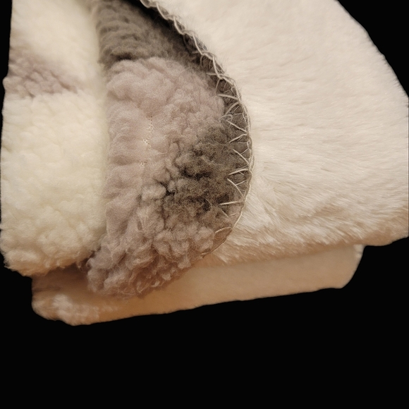 NWT Coleman Blanket Sherpa Reversible Throw Plush Camping Comfort / Aztec - Picture 5 of 6